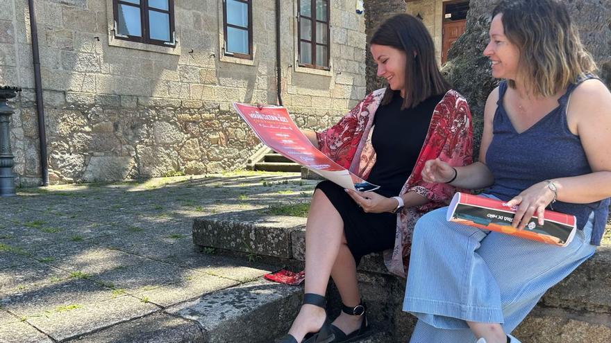 Marta Valcárcel (derecha) y la nueva edil de Cultura, Lorena Soto, con el cartel del verán cultural. |   // D.P.