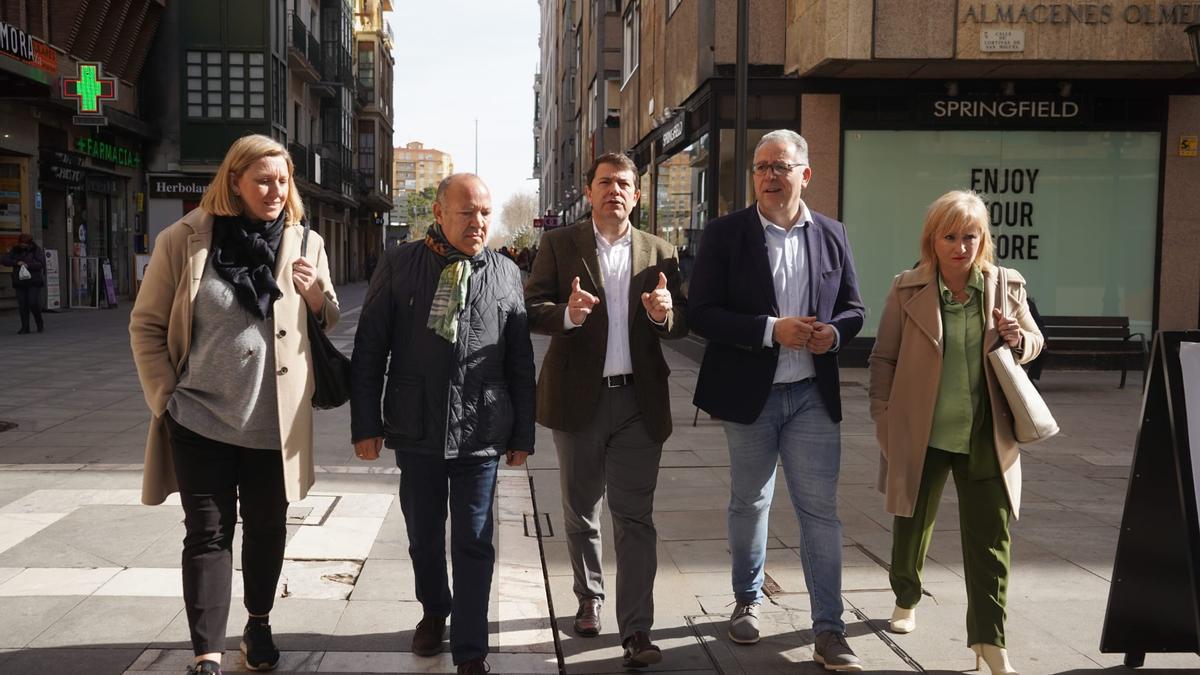 Mañueco y los responsables zamoranos, durante la ruta por la ciudad