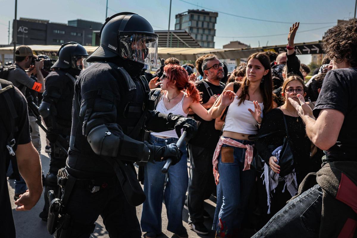 Mossos d'Esquadra dispersan a manifestantes en los alrededores de la estación de Sants.