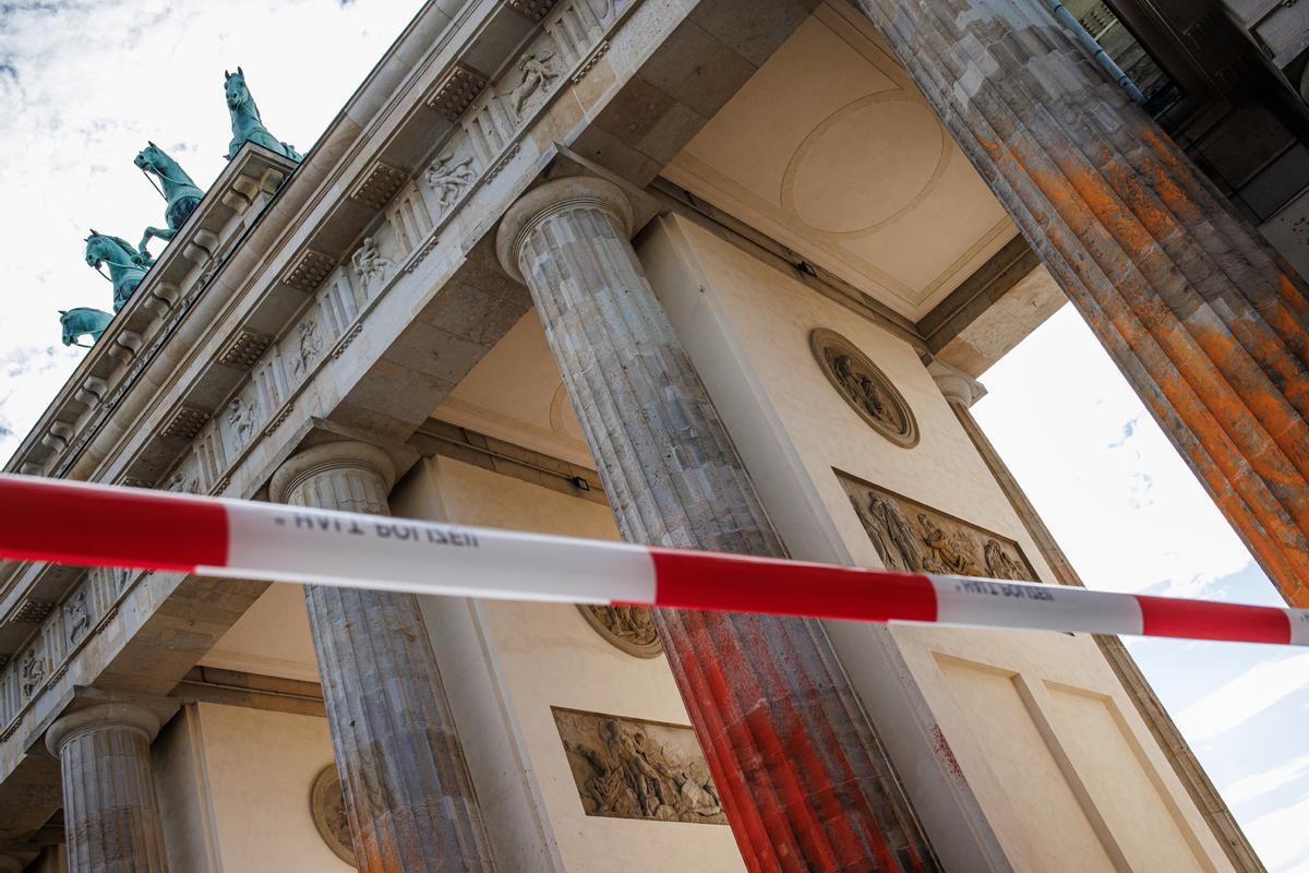 Berlín limpia la Puerta de Brandeburgo tras la protesta de activistas climáticos