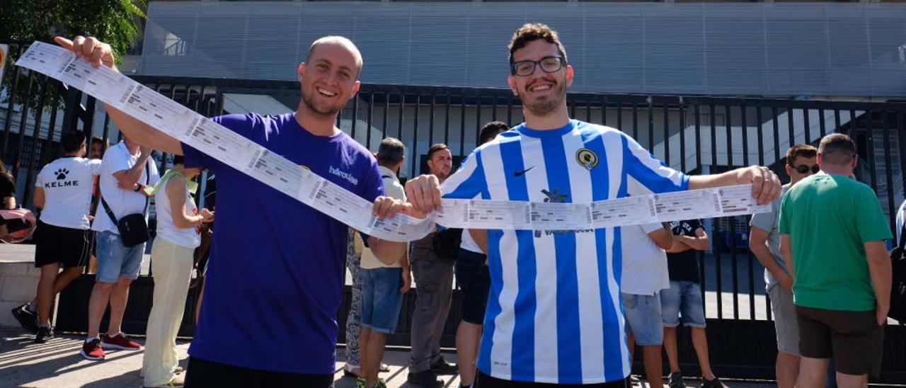 Dos aficionados del Hércules posan a las puertas del Rico Pérez tras comprar sus entradas pocos minutos después de la apertura de las taquillas.