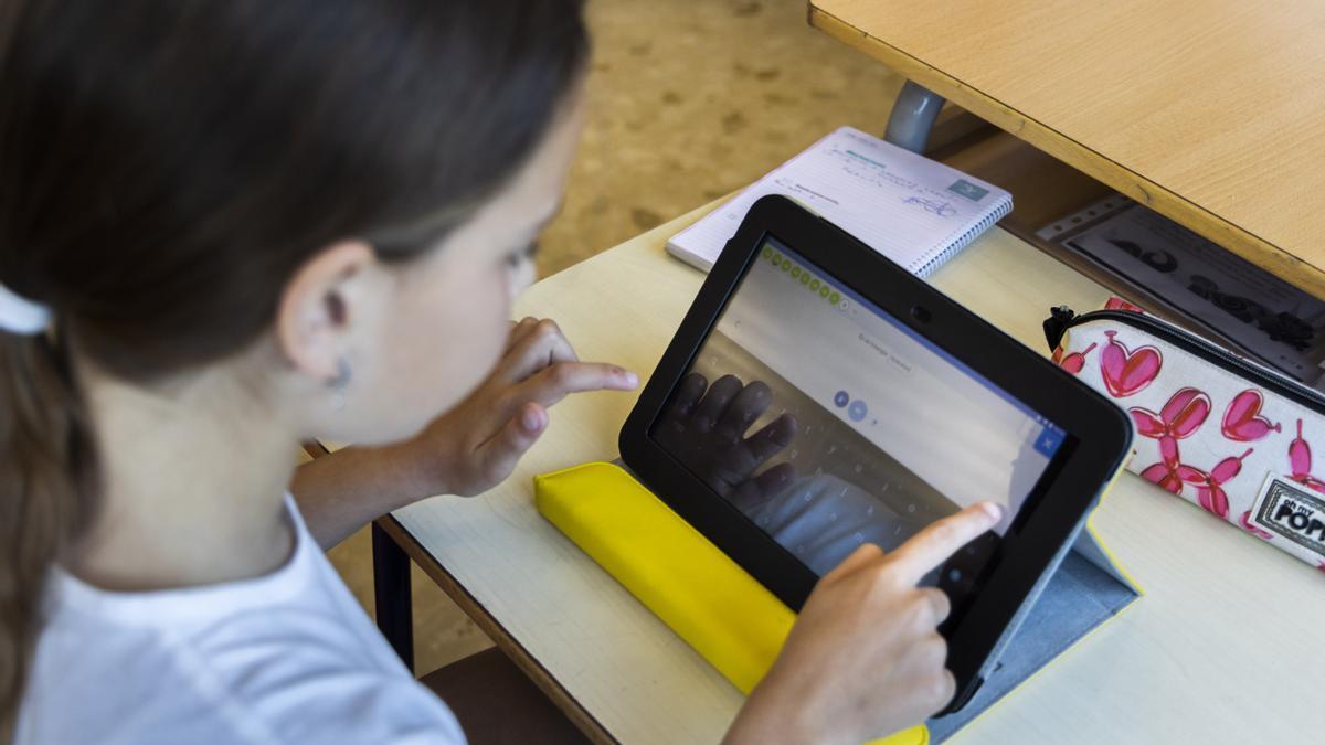 Una niña hace uso de los recursos educativos en el CEIP Pinedo.