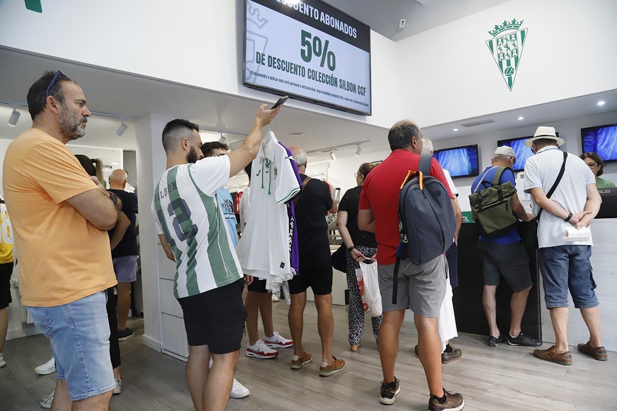 Las nuevas camisetas del Córdoba CF a la venta, en imágenes