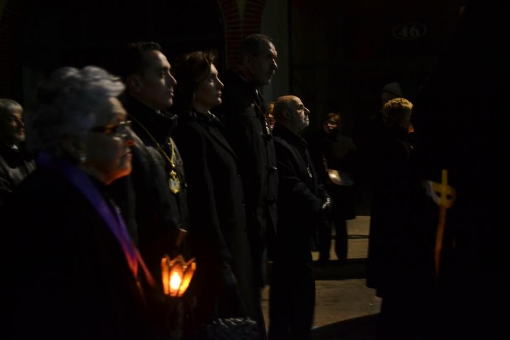 La Procesión de las Tinieblas enmudece la ciudad