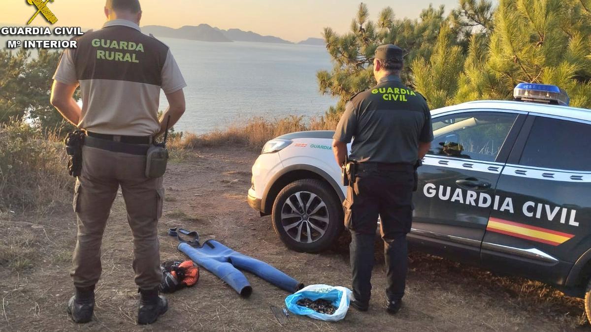 Algunos de los objetos encontrados entre las piedras y que utilizaba para sacar el percebe