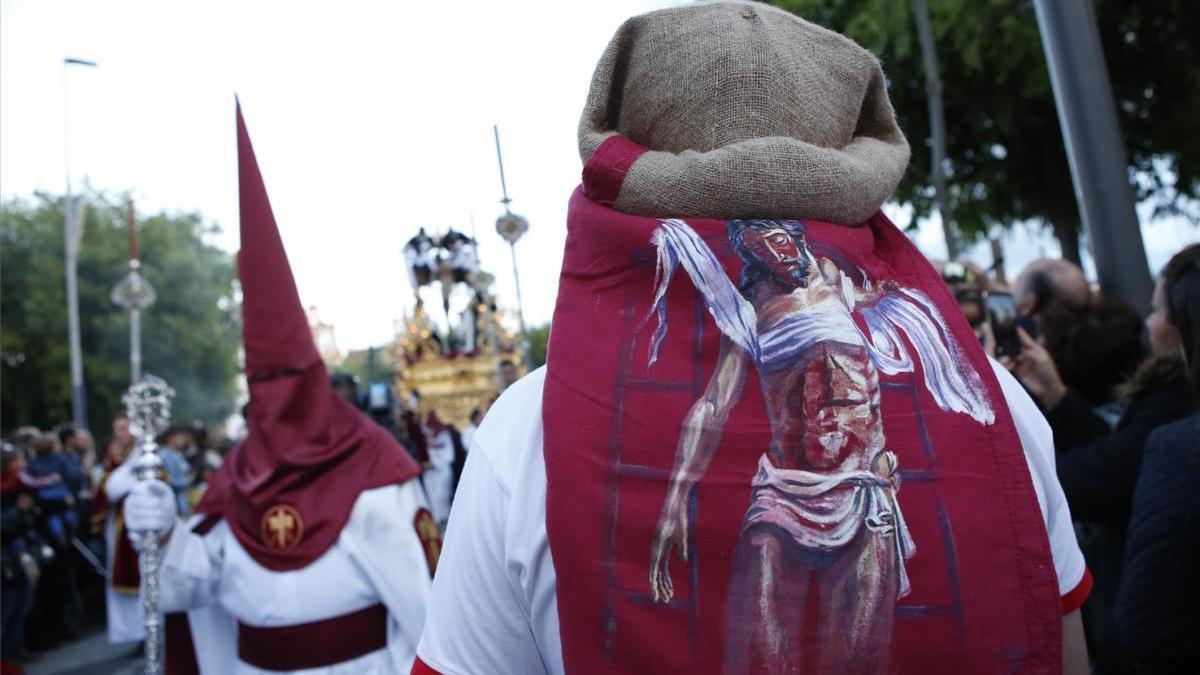 Solo dos cofradías hacen la carrera oficial en un difícil Viernes Santo