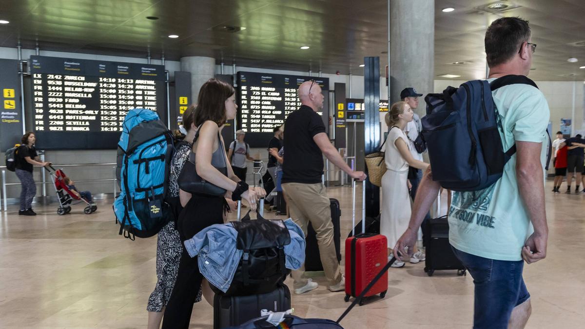 Turistes a l'aeroport de València, en una imatge d'arxiu.