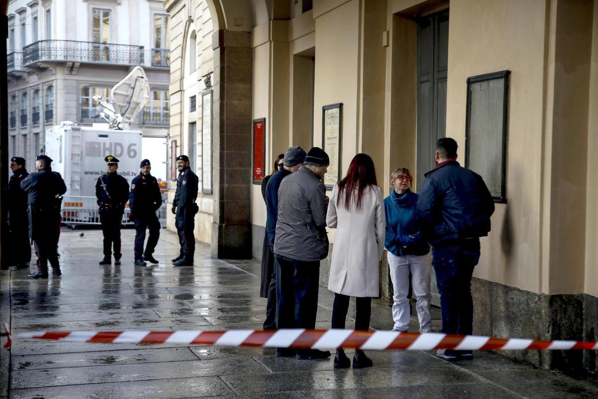 Ecologistas lanzan pintura contra la fachada de La Scala de Milán