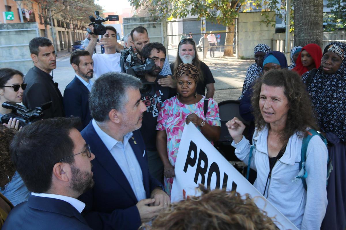 El president de la Generalitat parlant amb els manifestants pel dret a l'habitatge.