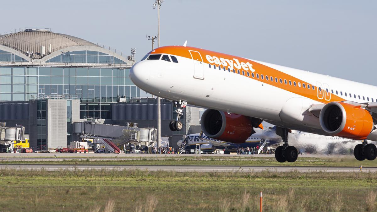 Un avión de la compañía easyJet en una de las pistas del aeropuerto Alicante-Elche.