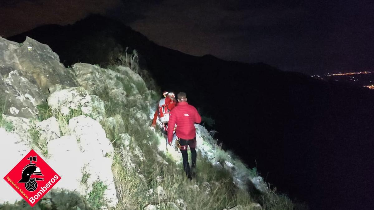 El grupo de rescate guio al accidentado en el descenso de la montaña