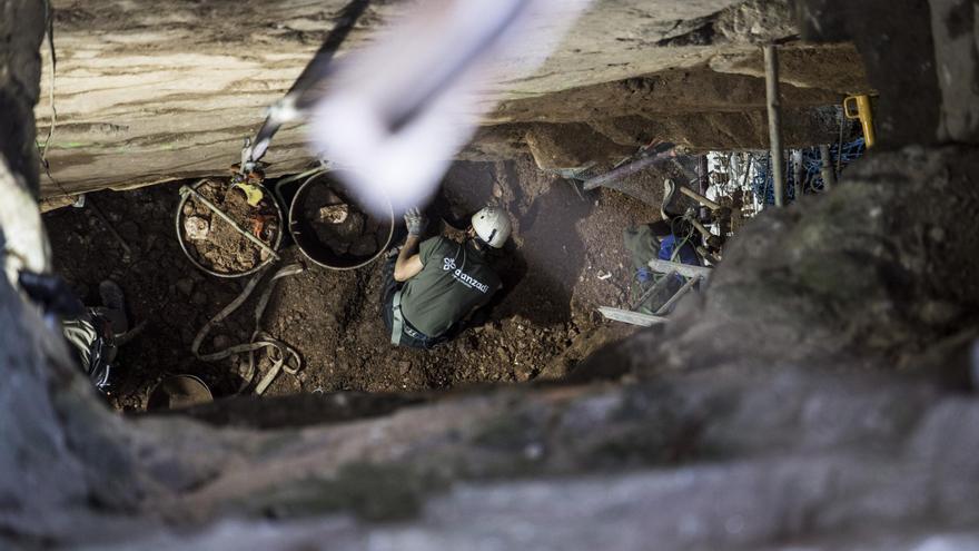 Los excavadores trabajan a 22 metros bajo tierra en la fosa de la mina La Paloma: &quot;No vamos a descansar hasta encontrar a los asesinados&quot;