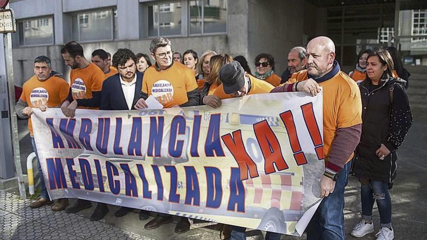 Políticos socialistas y personal sanitario, ayer con una pancarta ante el centro de salud. // Bernabé/Ana Agra