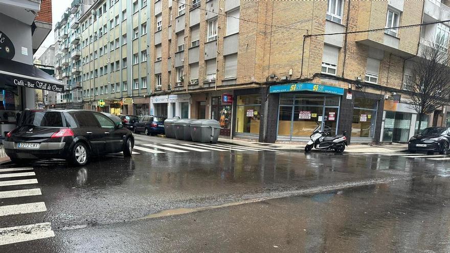 La zona del barrio gijonés de El Llano donde los vecinos advierten del peligro para peatones y conductores: “Pueden reventar ruedas o provocar un accidente”