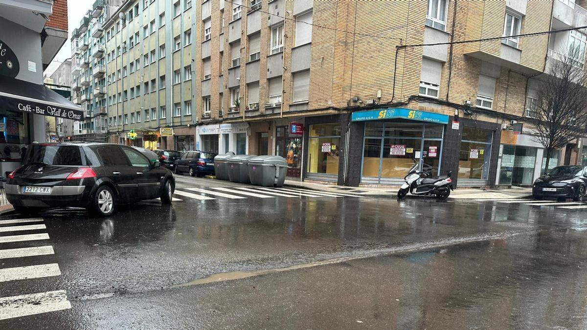 VIDEO: La zona del barrio gijonés de El Llano donde los vecinos advierten del peligro para peatones y conductores: “Pueden reventar ruedas o provocar un accidente"