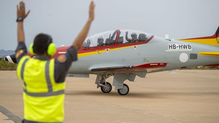 Los dos primeros aviones suizos PC-21 llegan a la AGA