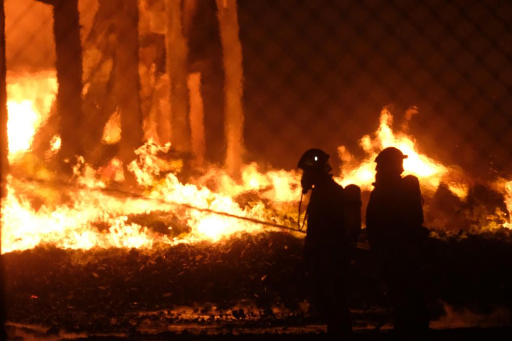 Un espectacular incendio calcina una fábrica de palets en La Marina.