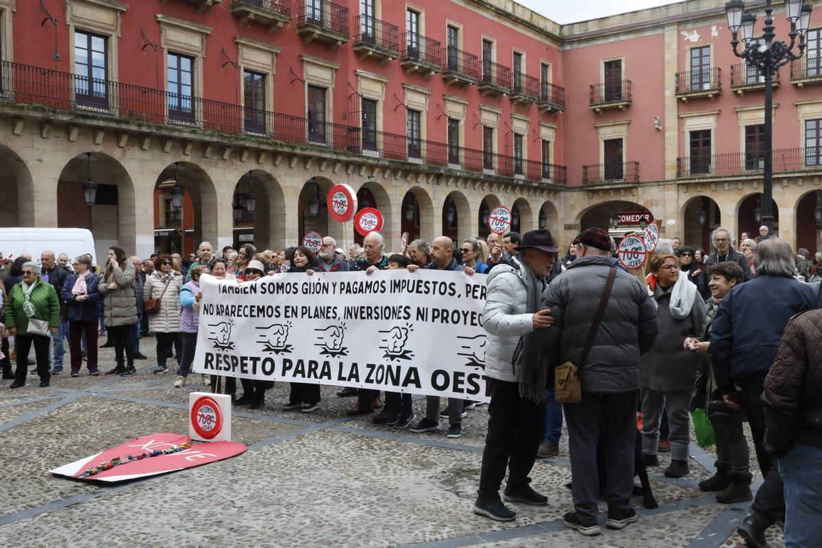 La reunión vecinal con la Alcaldesa por el vial de Jove, en imágenes