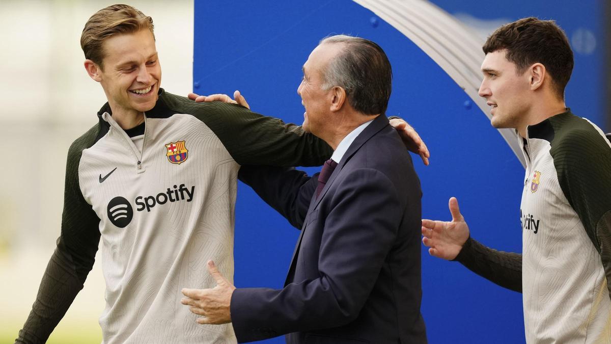 El vicepresidente Rafa Yuste saluda a Frenkie de Jomng al comenzar el entrenamiento; detrás, Andreas Christensen.