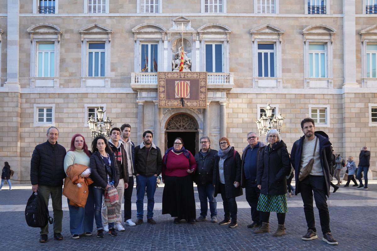 Representates de entidades de usuarios de Rodalies, antes de entrar a la reunión con la Generalitat, este viernes.