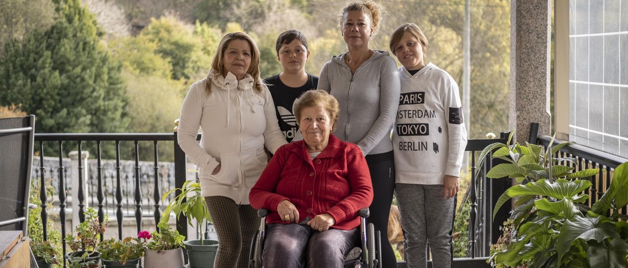 Lourdes, entre sus hijos Iago y Brais, junto a su madre Amparo y la cuidadora de la señora, Mari. // BRAIS LORENZO