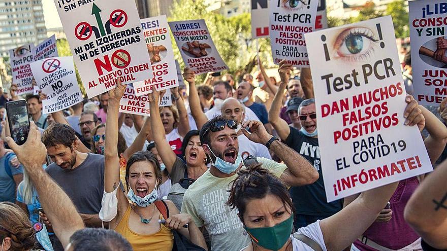 Manifestantes en Madrid contra las mascarillas, las vacunas y las PCR, el 16 de agosto.