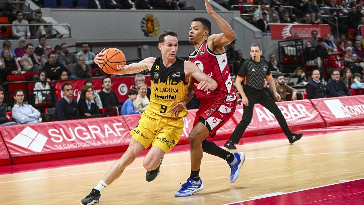 Huertas trata de dejar atrás a Bell-Haynes en la última visita del Canarias a Zaragoza