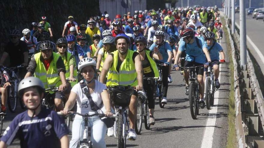 Marcha del pasado domingo por la autovía en demanda de un carril-bici. // Santos Álvarez