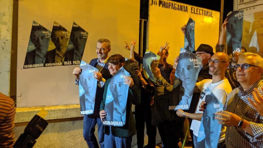 Óscar Urralburu durante la pegada de carteles de anoche.