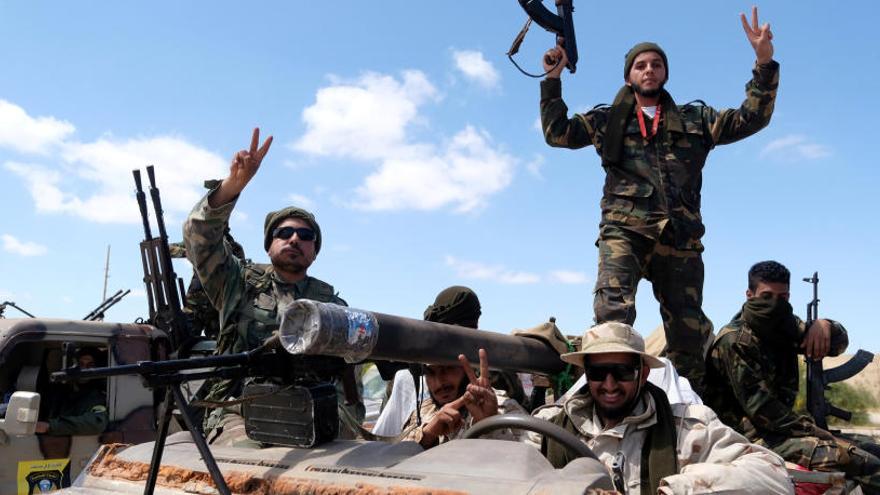 Tropas rebeldes cerca de Trípoli.