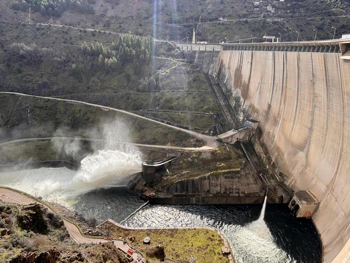 Vista del embalse de El Atazar, en Madrid, soltando agua tras las últimas lluvias.
