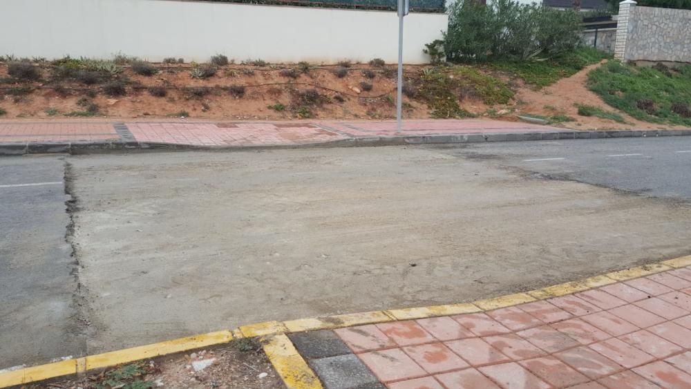 El Ayuntamiento de Torrevieja ha comenzado en la avenida del Agua a suprimir resaltes que en su día se dispusieron para rebajar la velocidad pero que son fuente constante de reclamaciones e inseguros.