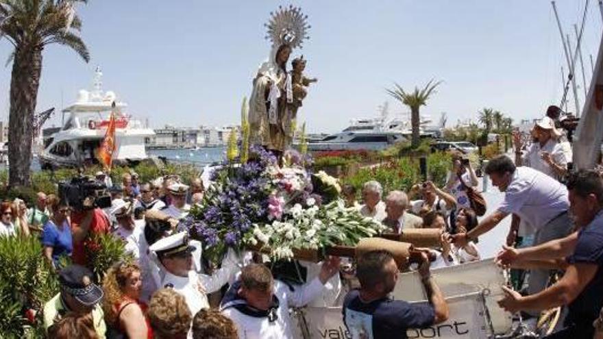 Traslado de la imagen de la Virgen en la procesión.