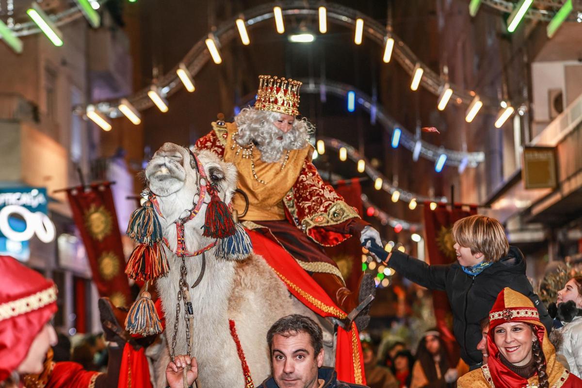 Los Reyes Magos llenan de ilusión las calles de Elda