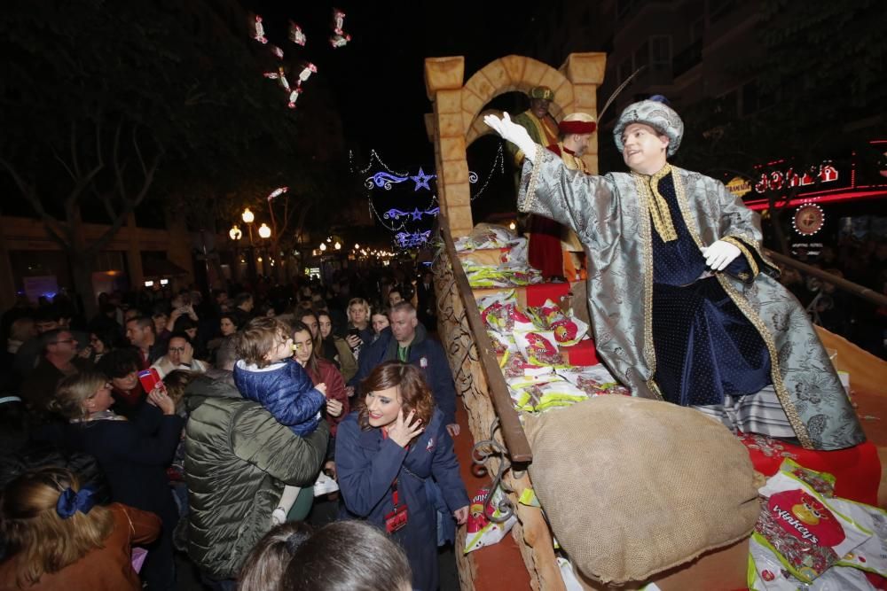 Los carteros reales desfilan por Alicante