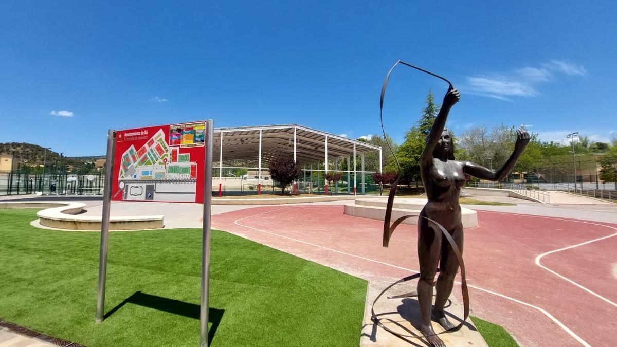 La imagen del polideportivo se ha mejorado con la instalación de césped artificial