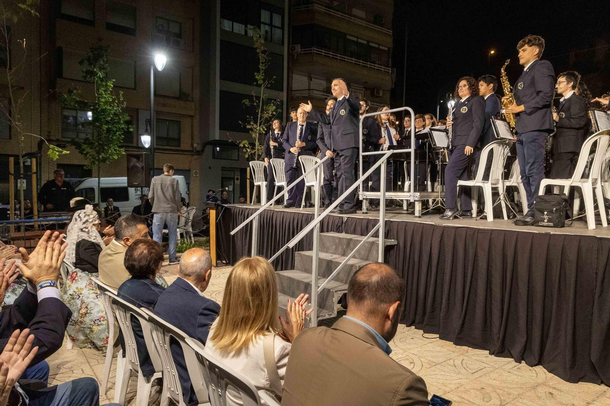 El homenaje al fundador de las Hogueras, José María Py, y el Festival de Bandas de Andrés Llorens iluminan una noche con olor a fiesta y pólvora