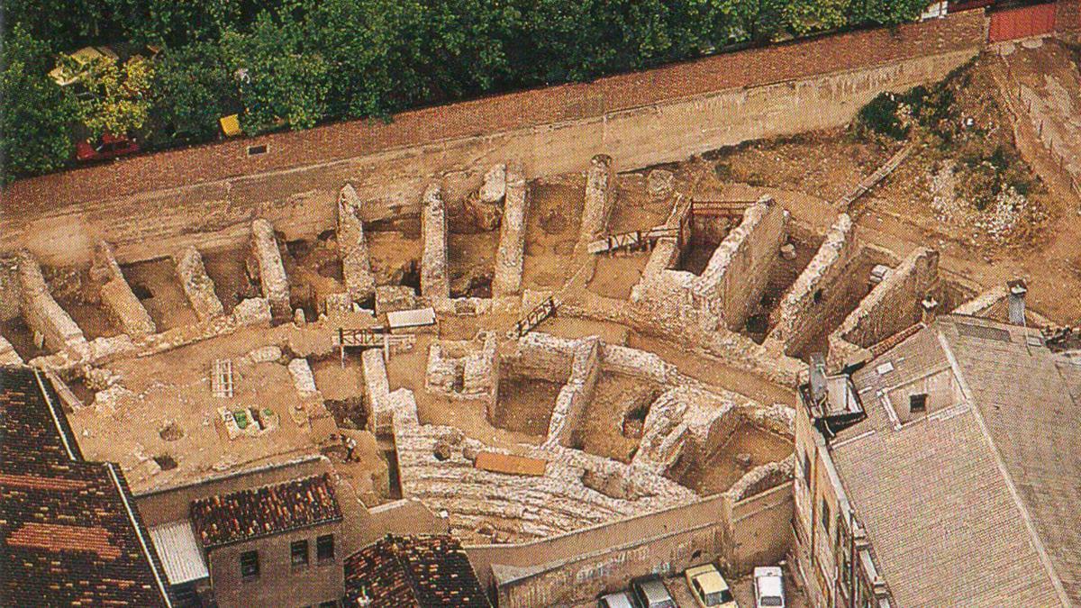 Teatro Romano con la calle de la Verónica al fondo, en 1992