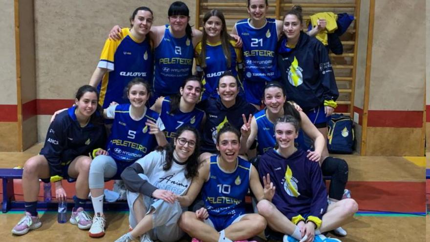 Las jugadoras del Peleteiro Hyupersa celebran la victoria en Montouto