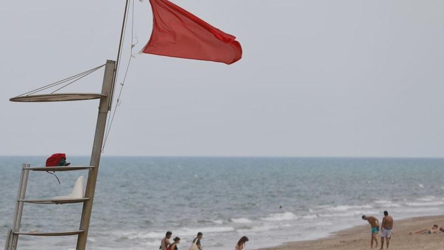 La bandera roja se ha izado en varias playas de València por vertidos en las últimas semanas.