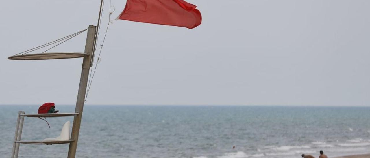 La bandera roja se ha izado en varias playas de València por vertidos en las últimas semanas.