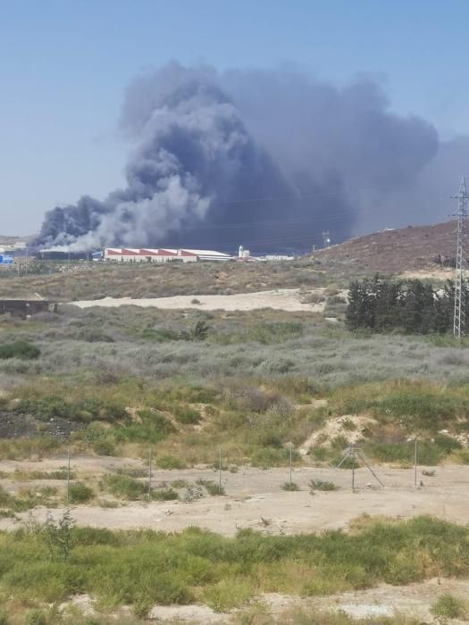 El fuego arrasa el Upper del polígono Cabezo Beaza de Cartagena