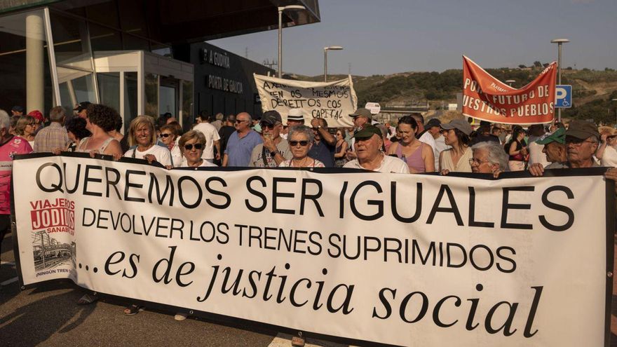Multitudinaria manifestación en A Gudiña contra los recortes de frecuencias del AVE