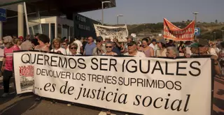 Multitudinaria manifestación en A Gudiña contra los recortes de frecuencias del AVE