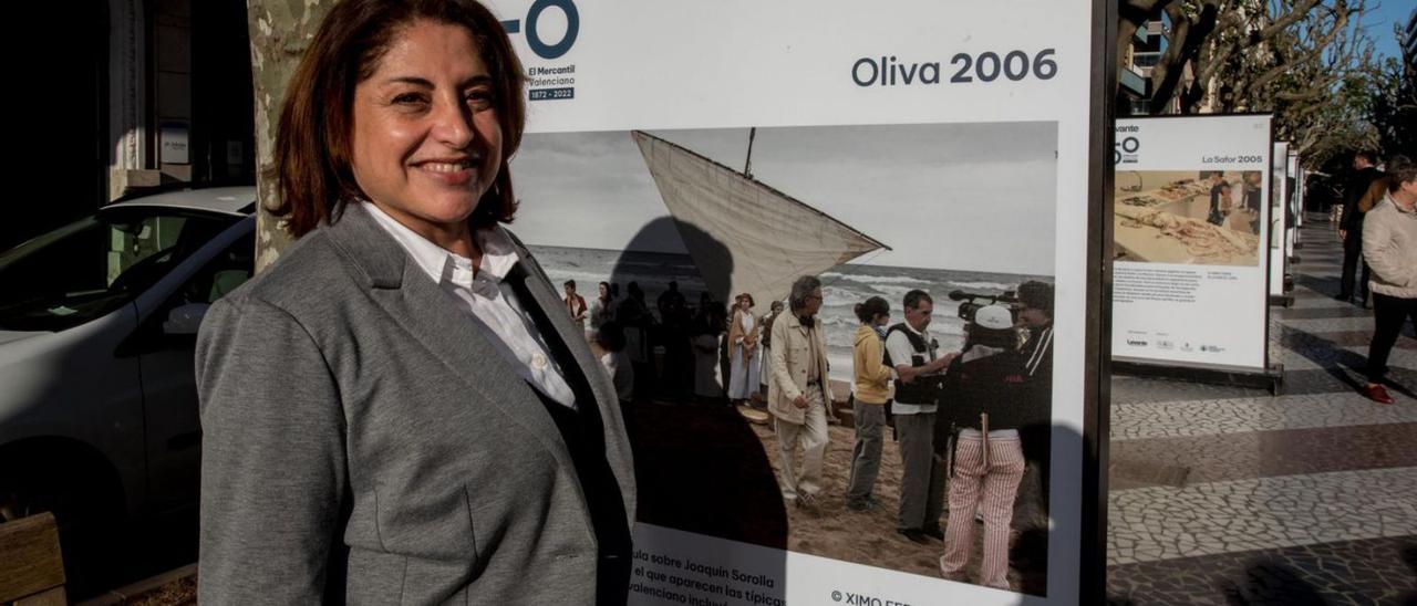 Yolanda Balaguer, junto a 
la fotografía de la muestra.   
fernando bustamante