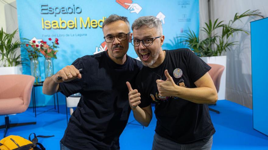 Juan Gómez-Jurado, a la derecha, posa junto a su representante Aurelio Cabra en la Feria del Libro de Tenerife. | | RICARDO SIERRA