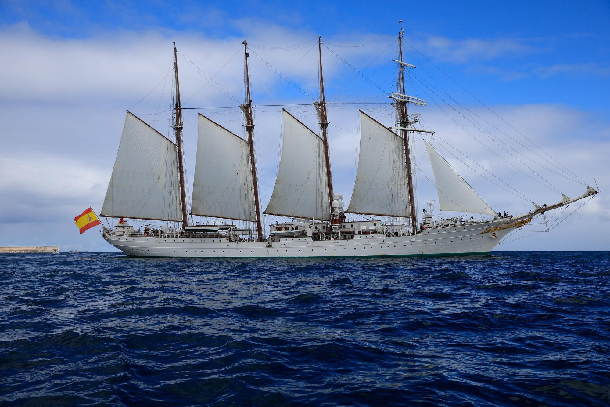 En imágenes: así se despidieron más de 40 embarcaciones del "Elcano" y la "Blas de Lezo" surcando la costa de Gijón