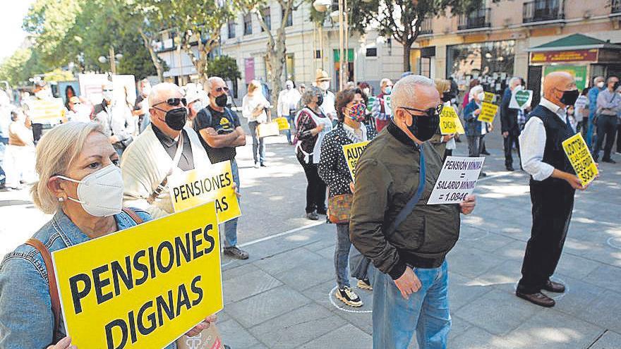 Participantes en un acto para reivindicar pensiones dignas en Córdoba.