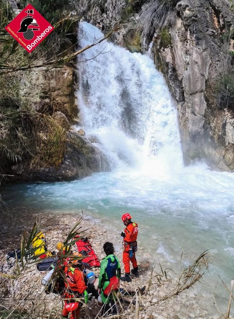 Las tareas de reanimación realizadas a una de las víctimas en el barranco de Bolulla.