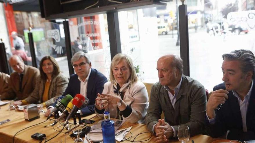 Por la derecha, Pablo González, Luis Venta Cueli, Mercedes Fernández, Mariano Marín, Sofía Cosmen y Manuel del Castillo, en el desayuno informativo celebrado ayer en Gijón.